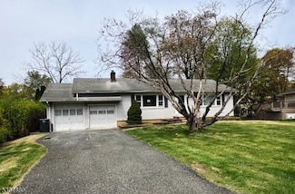 17 Hilltop Cir, Whippany, NJ 07981