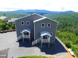 1156 Hemlock Dr, Gatlinburg, TN 37738
