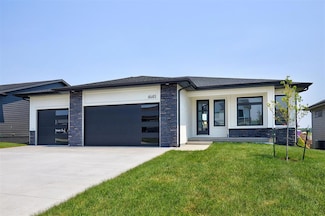 4649 179th St, Urbandale, IA 50263