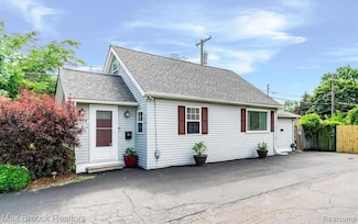 362 E Elmwood Ave, Clawson, MI 48017