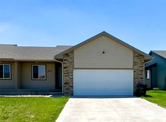 1918 Prairie View Dr, Garden City, KS 67846
