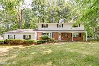 15 Garrison Ln, Ballston Lake, NY 12019