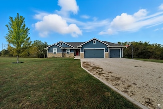 5632 Legends View Dr, Wamego, KS 66547