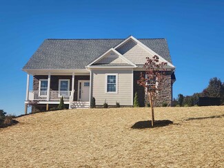 6907 Doral Dr, Fairlawn, VA 24141