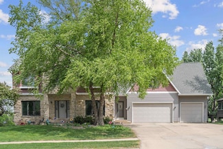 3413 Pheasant Dr, Cedar Falls, IA 50613