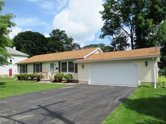 33 Elm St, Le Roy, NY 14482