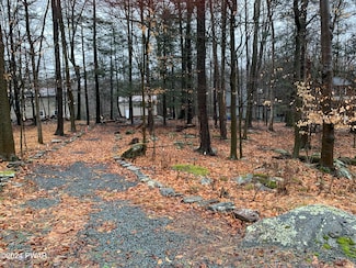 57 Wallenpaupack Dr, Lake Ariel, PA 18436