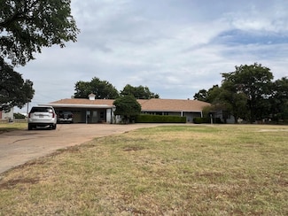 1814 N Main St, Shamrock, TX 79079