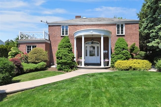 69 Castle Ridge Rd, Manhasset, NY 11030