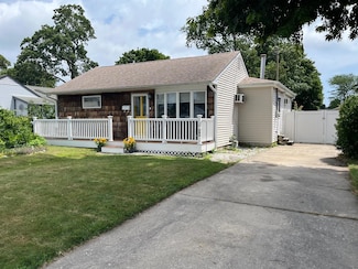 9 Tulip Ave, Oakdale, NY 11769