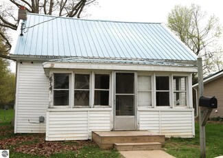 614 E South St, Ithaca, MI 48847