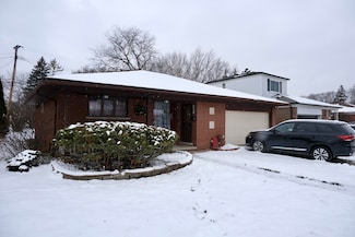 28023 Los Olas Dr, Warren, MI 48093