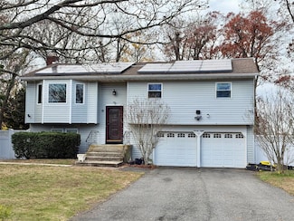 28 Urban Dr, Selden, NY 11784