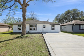 2079 Perry Ave, Groves, TX 77619