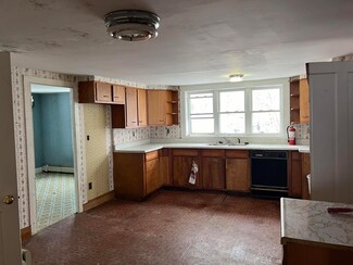 37 E Main St, Vinalhaven, ME 04863