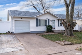 1817 Valley Dr, Davenport, IA 52806