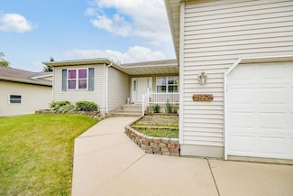 1229 W Bloomingfield Dr, Whitewater, WI 53190