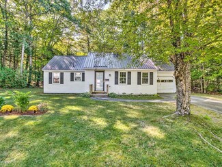 22 Beech St, Farmingdale, ME 04344