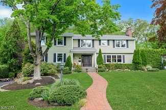 10 Wilcox Dr, Mountain Lakes, NJ 07046