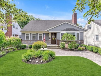 72 Hillside Ave, Roslyn Heights, NY 11577