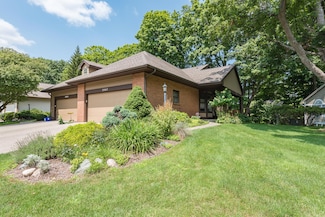 2067 N Cross Creek Dr SE, Grand Rapids, MI 49508