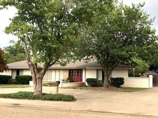 204 Carson Ave, Dumas, TX 79029
