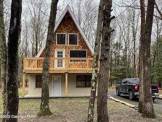 241 Pine Tree Dr, Cresco, PA 18326