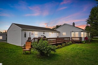 21 W 46 Rd, Cadillac, MI 49601