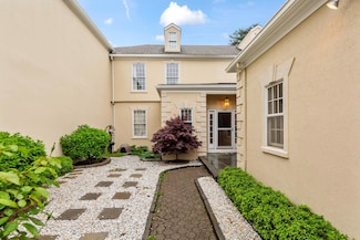 10 Swan Ct, Glen Cove, NY 11542