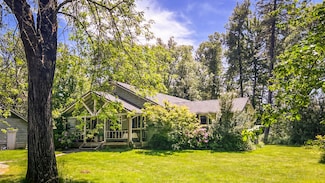 191 River Grove Dr, Cave Junction, OR 97523