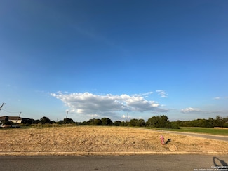157 N First St, Floresville, TX 78114