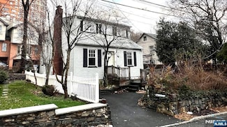 5 Leary Ln, Edgewater, NJ 07020