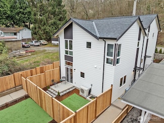 5984 26th Ave SW Unit B, Seattle, WA 98106