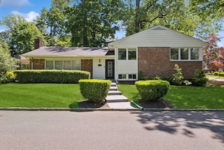 18 Woodcrest Rd, Great Neck, NY 11024