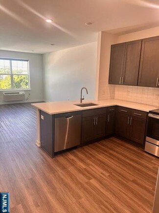 480 Paterson Ave Unit 404, East Rutherford, NJ 07073