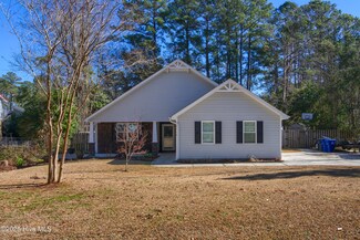 2110 Perry Dr, Jacksonville, NC 28546