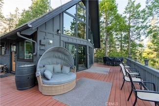 553 Pioneer Rd, Lake Arrowhead, CA 92352