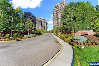 100 Carlyle Dr Unit VP3-S, Cliffside Park, NJ 07010