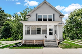 806 1st St, La Porte, IN 46350