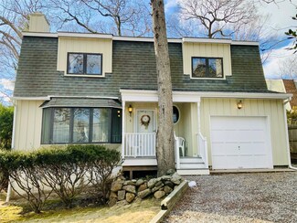 5 Oak Ln, Wading River, NY 11792