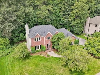 452 River Bluff Cir, Oconomowoc, WI 53066