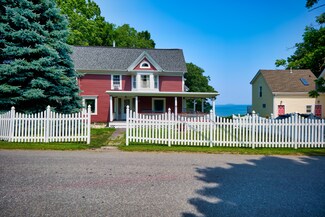 2 Warrenton St, Rockport, ME 04856