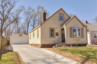 3224 SW 12th St, Des Moines, IA 50315