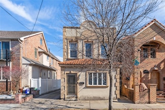 61-25 165th St, Flushing, NY 11365