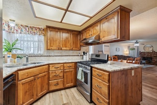 1045 Clover Ln, Hanford, CA 93230