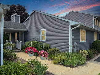 195 Alicia Dr Unit 195, North Babylon, NY 11703