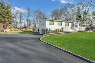 70 Bagatelle Rd, Melville, NY 11747
