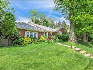 44 Glenwood Rd, Glen Head, NY 11545