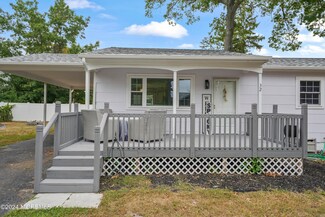 32 Nautilus St, Beachwood, NJ 08722