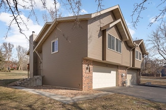 752 Buckingwood Ct, Chanhassen, MN 55317